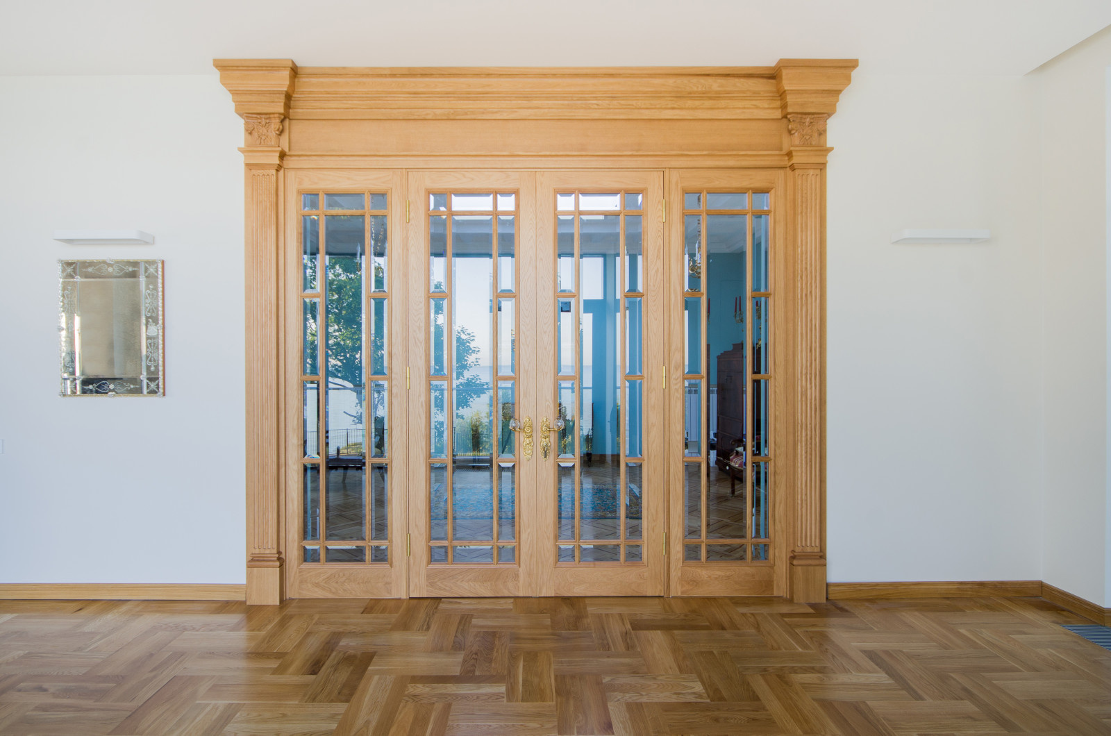 Двери дубовые с элементами резьбы