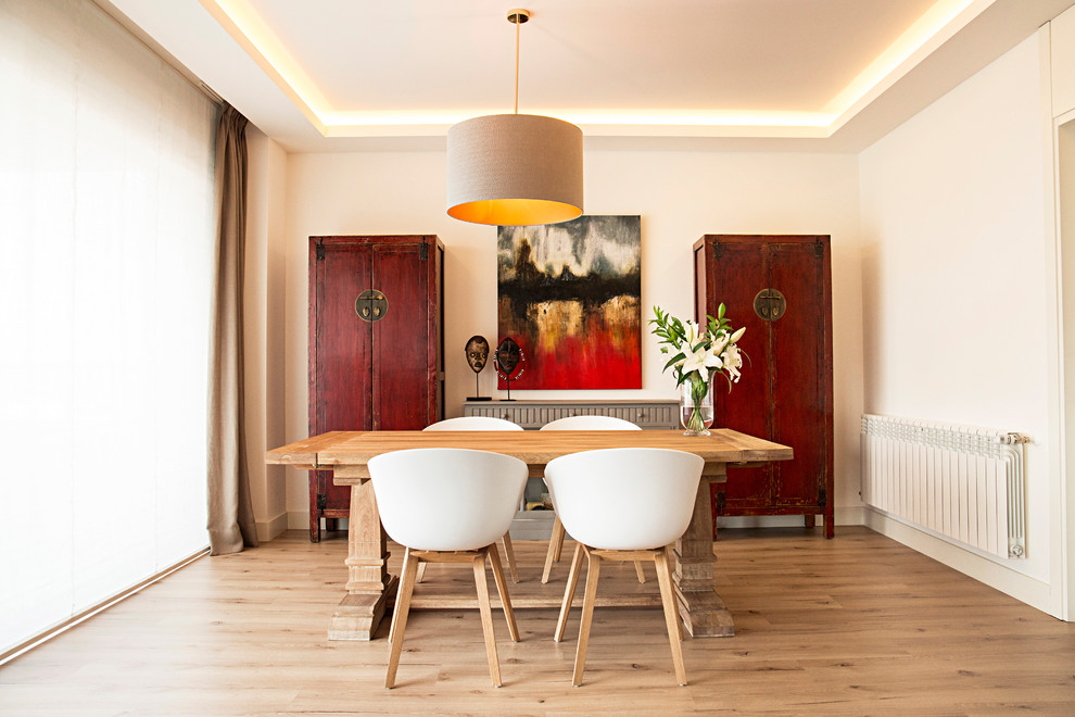 Mid-sized eclectic separate dining room in Madrid with white walls.