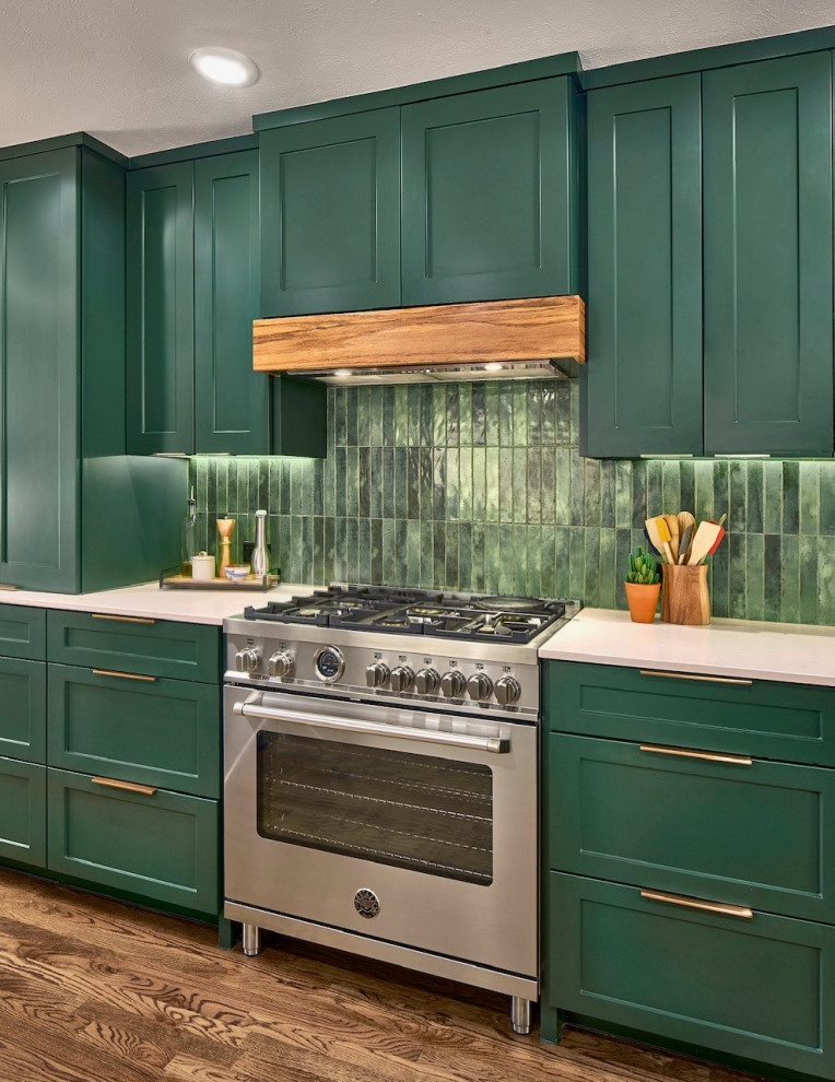 Mid-sized minimalist l-shaped medium tone wood floor, brown floor and vaulted ceiling eat-in kitchen photo in Dallas with an undermount sink, shaker cabinets, green cabinets, quartzite countertops, green backsplash, porcelain backsplash, stainless steel appliances, no island and white countertops