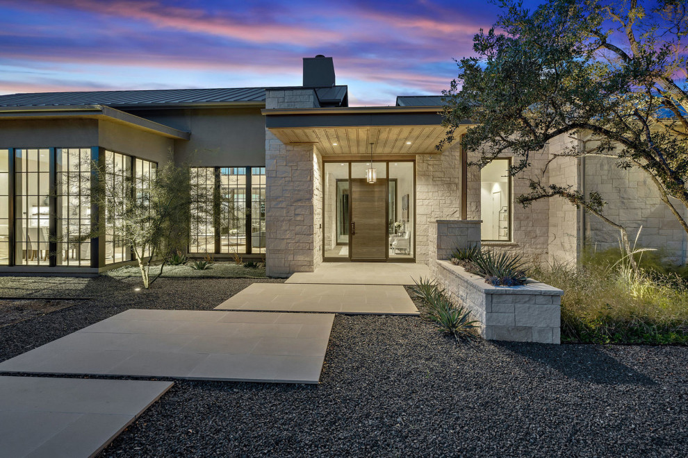 Transitional home design photo in Austin
