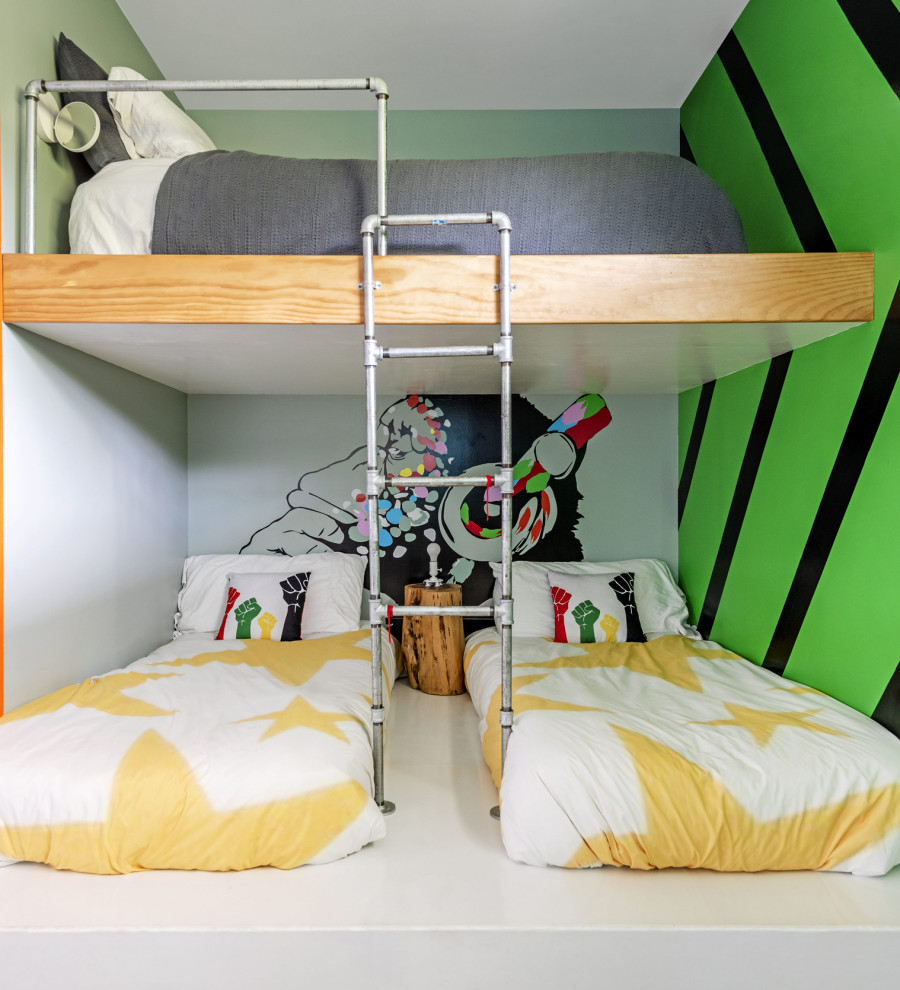 Foto de dormitorio infantil contemporáneo con paredes multicolor y papel pintado