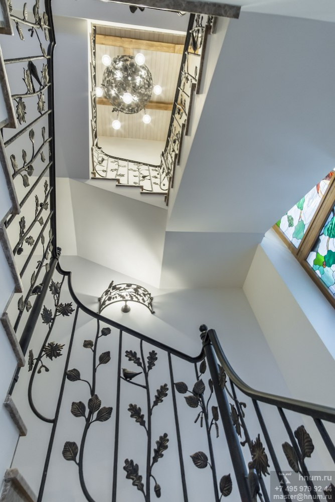 Фотосъёмка кованой лестницы и витражей в загородном доме