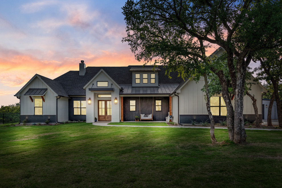 Mittelgroßes, Einstöckiges Landhausstil Einfamilienhaus mit Mix-Fassade, weißer Fassadenfarbe, grauem Dach und Wandpaneelen in Dallas