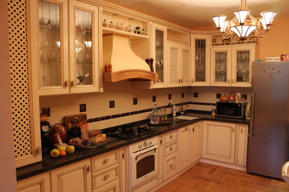 Стеклянные фасады на кухне