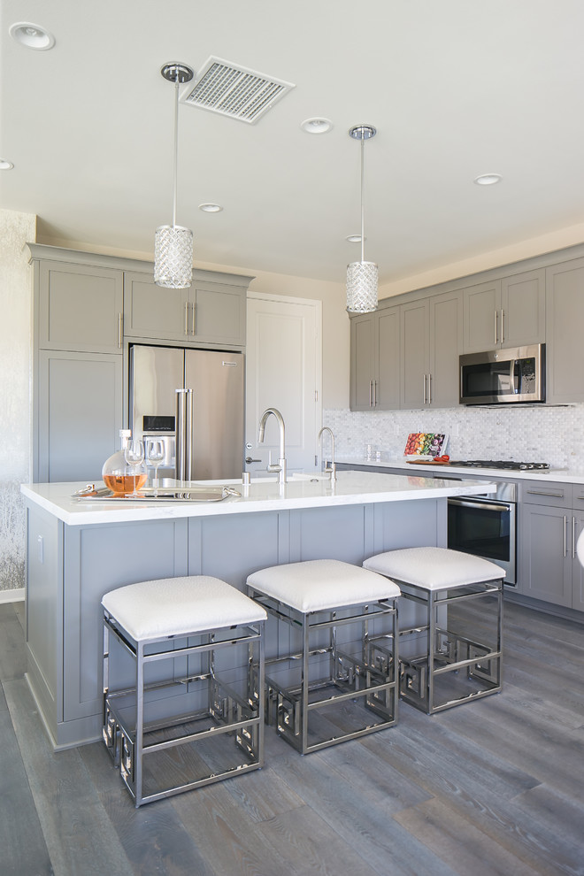 Inspiration for a mid-sized transitional open concept kitchen remodel in Orange County with an island