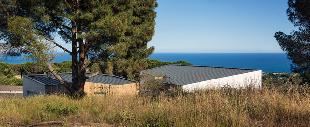 Una casa autosuficiente: sin conexi&oacute;n a la red el&eacute;ctrica modern-exterior