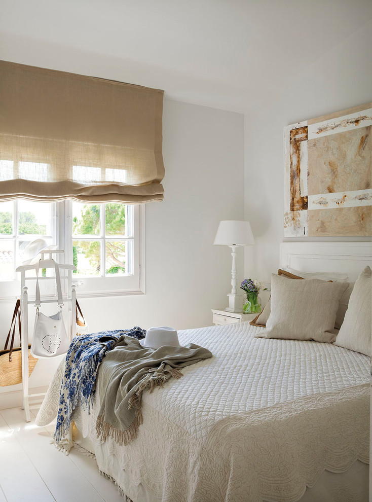 Modelo de dormitorio principal marinero de tamaño medio con paredes blancas, suelo beige y suelo de madera pintada