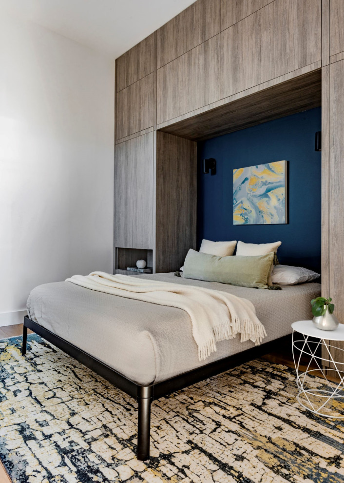 Modernes Hauptschlafzimmer mit blauer Wandfarbe und hellem Holzboden in Boston