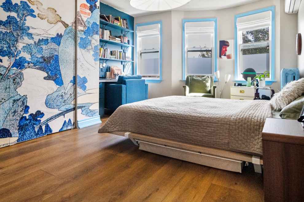 Cette photo montre une petite chambre parentale éclectique avec un mur beige, un sol en vinyl, aucune cheminée, un sol marron et un plafond voûté.