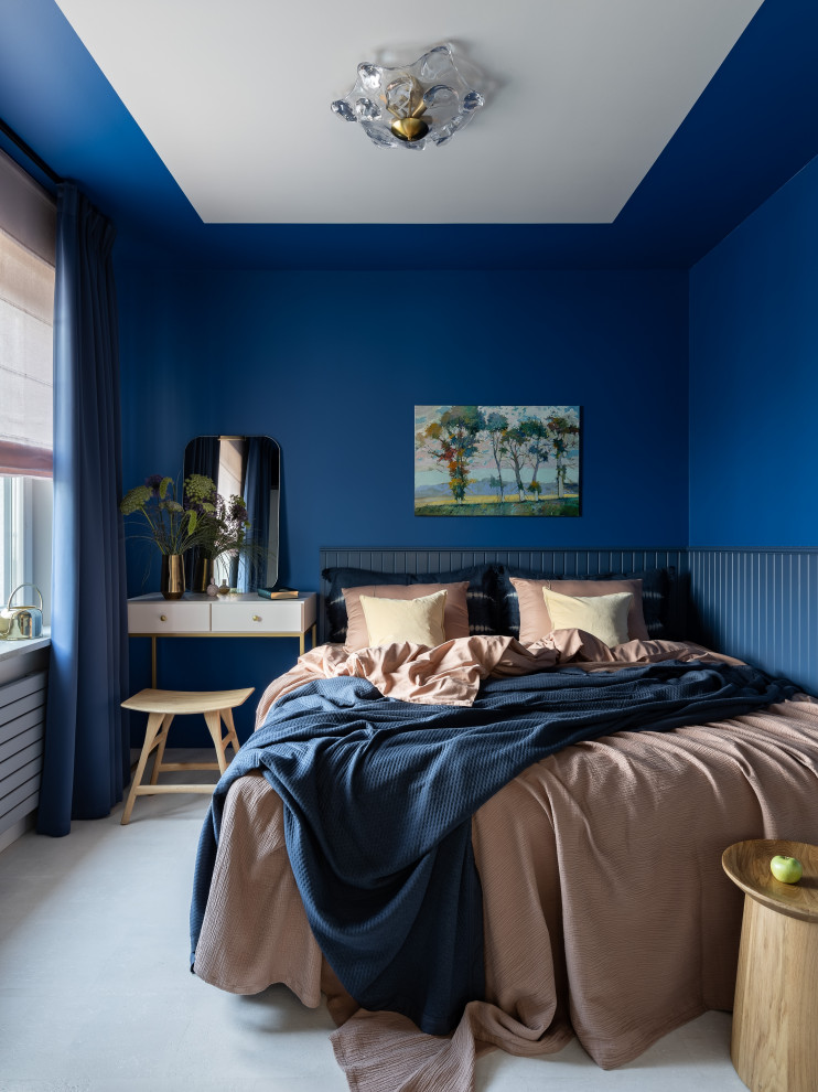 На фото: спальня среднего размера в современном стиле с синими стенами, полом из керамогранита, серым полом и синими шторами