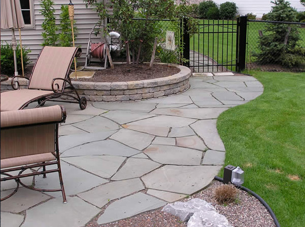 This is an example of a mid-sized traditional backyard partial sun garden in Cincinnati with a garden path and natural stone pavers.