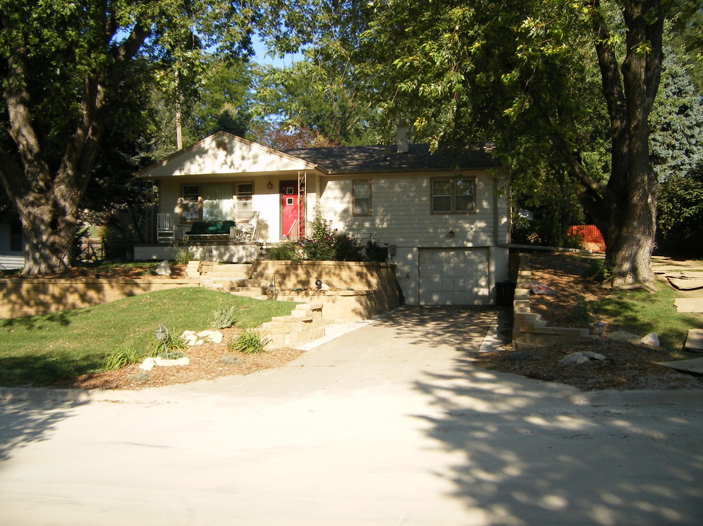 Design ideas for a mid-sized full sun front yard stone driveway in Omaha.