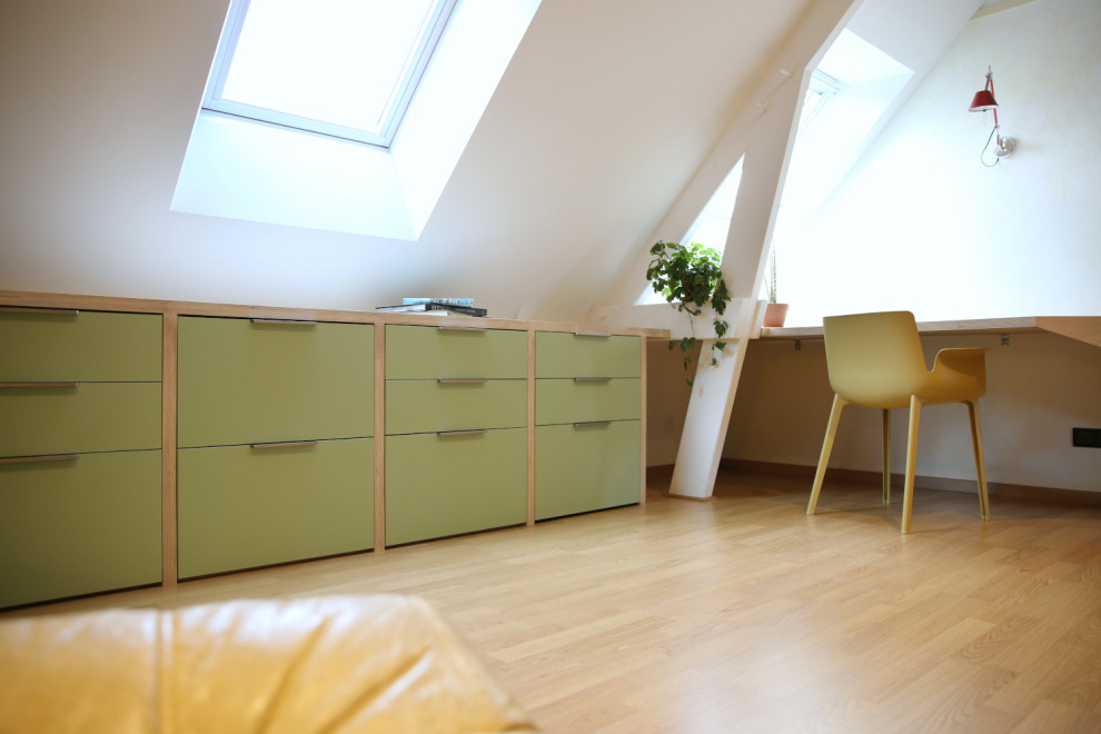 Diseño de habitación de invitados blanca y madera escandinava de tamaño medio sin chimenea con paredes beige, suelo laminado y suelo beige
