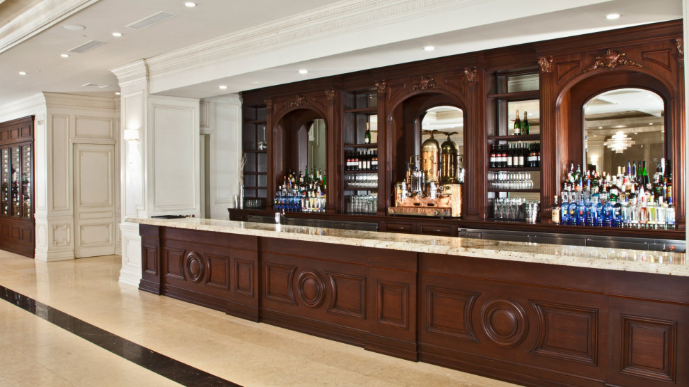 Diseño de bar en casa lineal clásico grande con puertas de armario marrones, encimera de madera, salpicadero marrón, salpicadero de madera y encimeras marrones