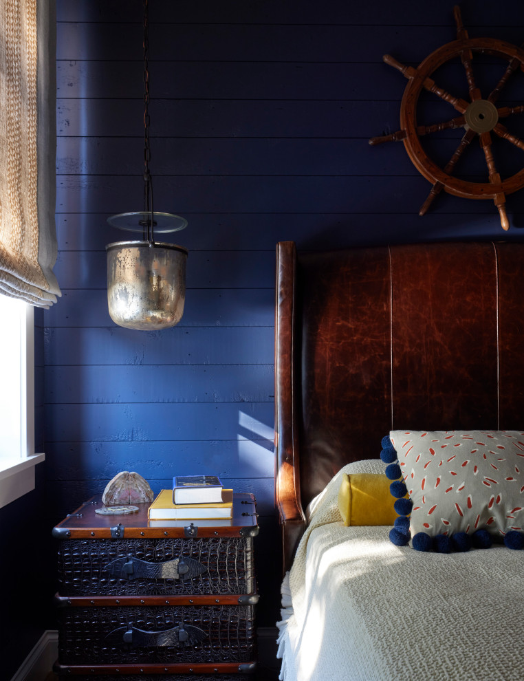 Пример оригинального дизайна: гостевая спальня (комната для гостей) в стиле фьюжн с синими стенами и стенами из вагонки