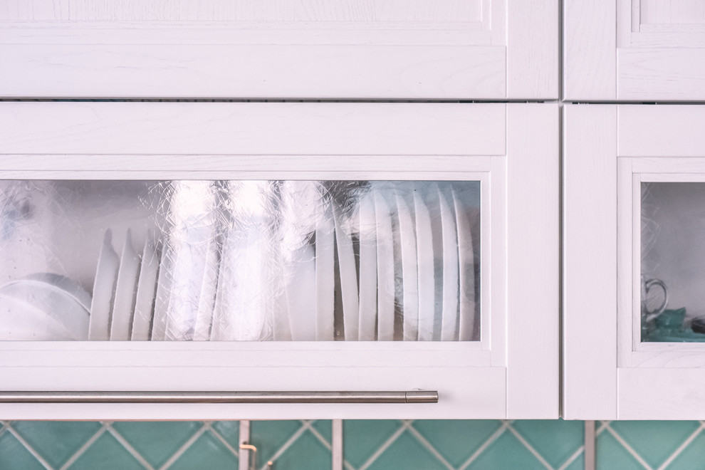 Перепланировка квартиры с радиальной фасадной стеной, авторская мозаика.