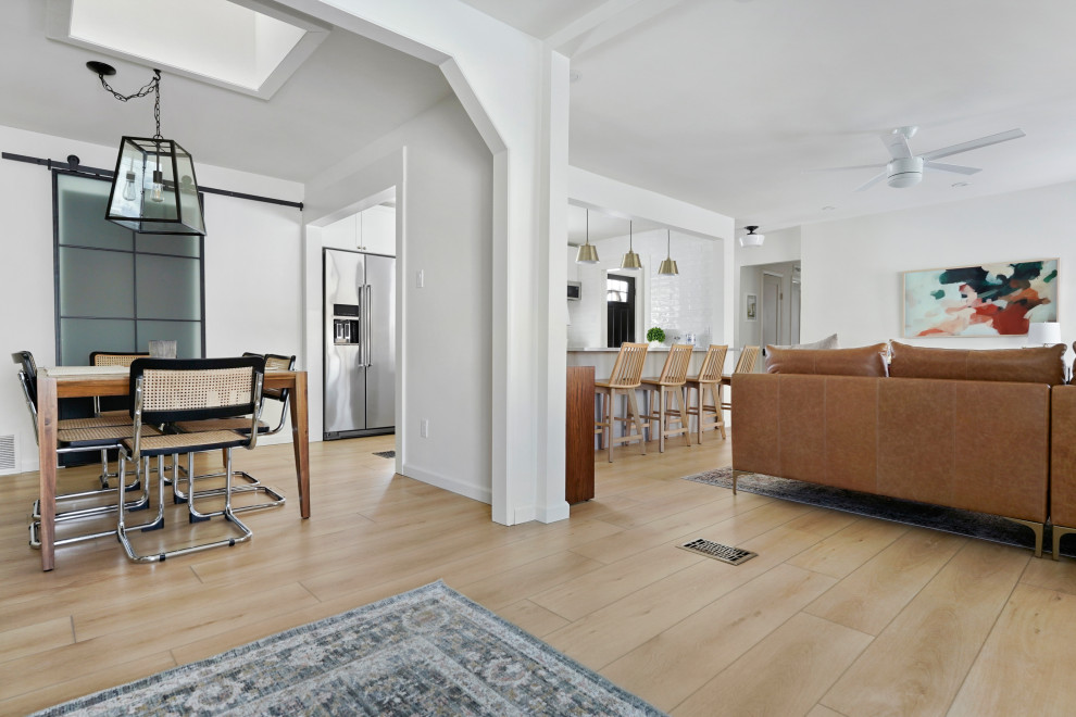 Idées déco pour un salon moderne de taille moyenne et ouvert avec un mur blanc, un sol en vinyl et un sol beige.