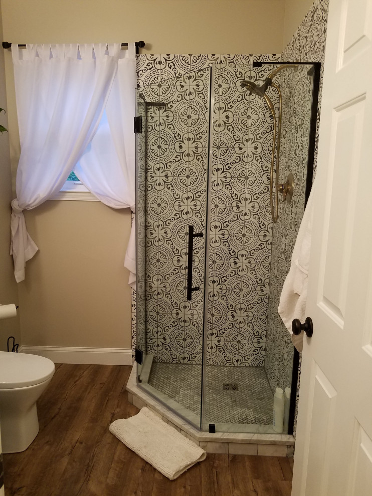 Foto di una stanza da bagno tradizionale con doccia ad angolo, piastrelle di cemento, pavimento in vinile, pavimento marrone e porta doccia a battente