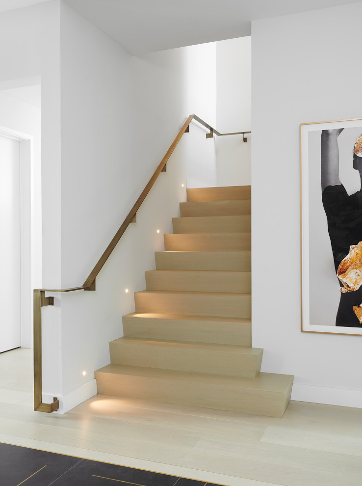 На фото: большая лестница в современном стиле с обоями на стенах с