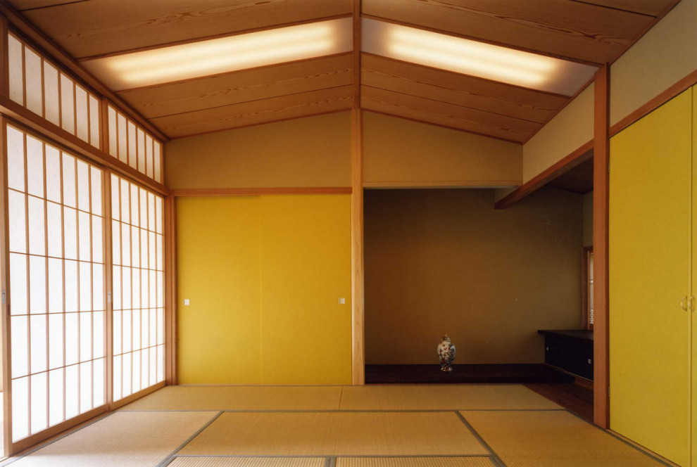Mid-sized traditional guest bedroom in Other with beige walls, no fireplace, timber, tatami floors and beige floor.