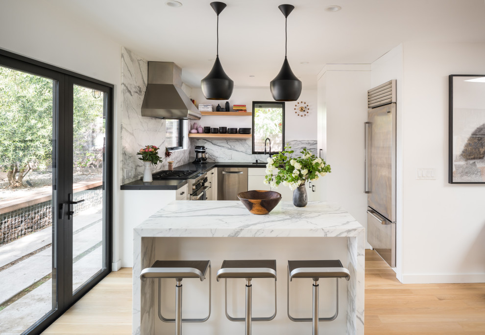 Foto di una cucina design con parquet chiaro