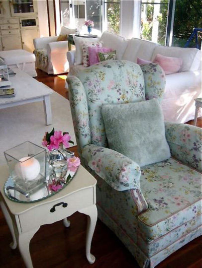 This is an example of an eclectic living room in Brisbane.