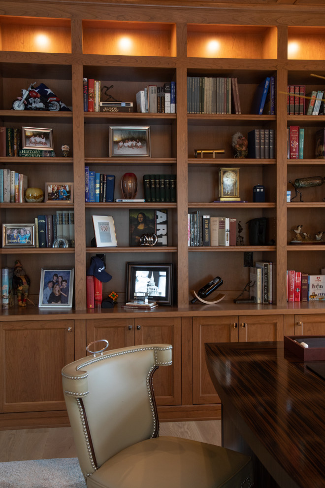 Ejemplo de despacho clásico grande con paredes beige, suelo de madera en tonos medios, escritorio independiente, vigas vistas y panelado
