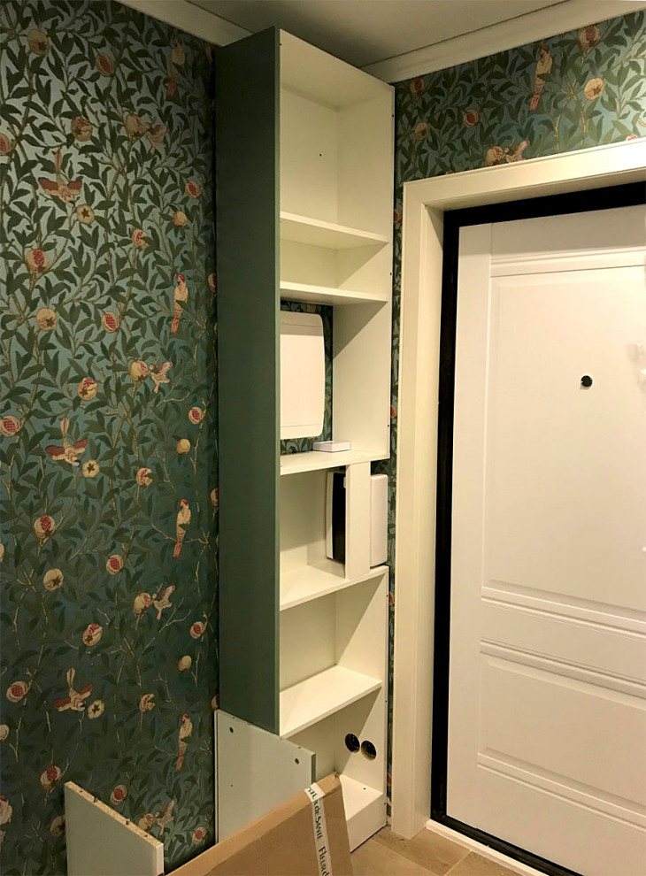 Шкаф в прихожую с жалюзийными дверцами