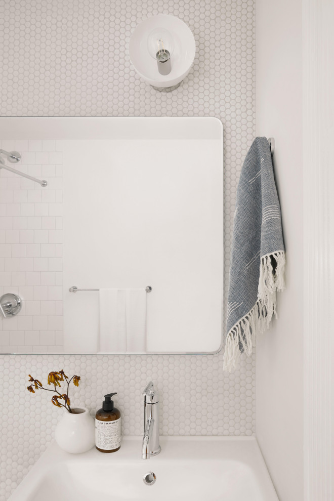 Exempel på ett mellanstort 50 tals vit vitt en-suite badrum, med släta luckor, skåp i mellenmörkt trä, en kantlös dusch, en vägghängd toalettstol, vit kakel, keramikplattor, vita väggar, klinkergolv i keramik, ett integrerad handfat, bänkskiva i kvarts, svart golv och med dusch som är öppen