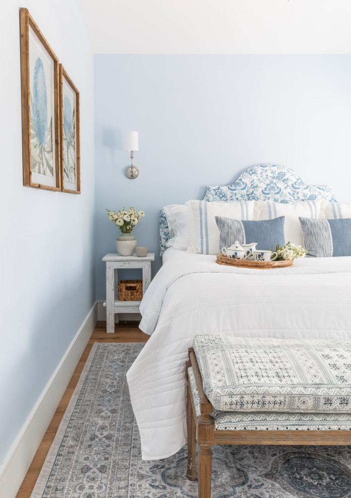 Beach style bedroom photo in Tampa