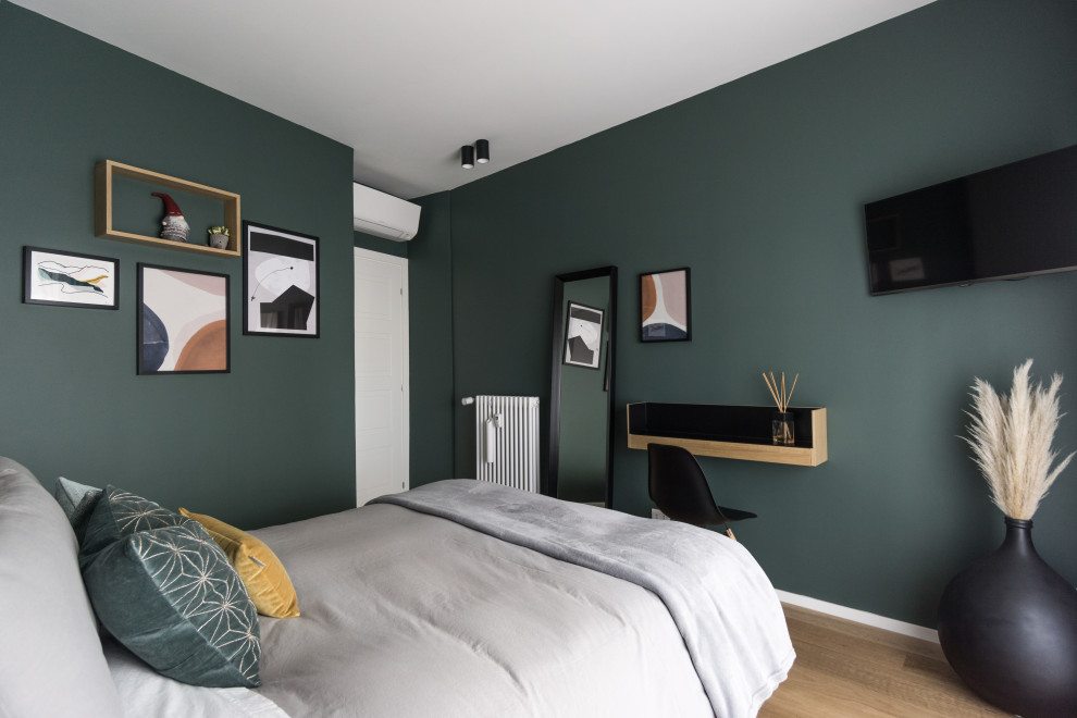 Ejemplo de dormitorio principal de tamaño medio con paredes verdes