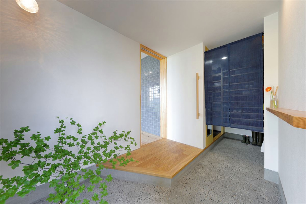 Cette photo montre une entrée avec un mur blanc, un sol gris, un plafond en papier peint et du papier peint.