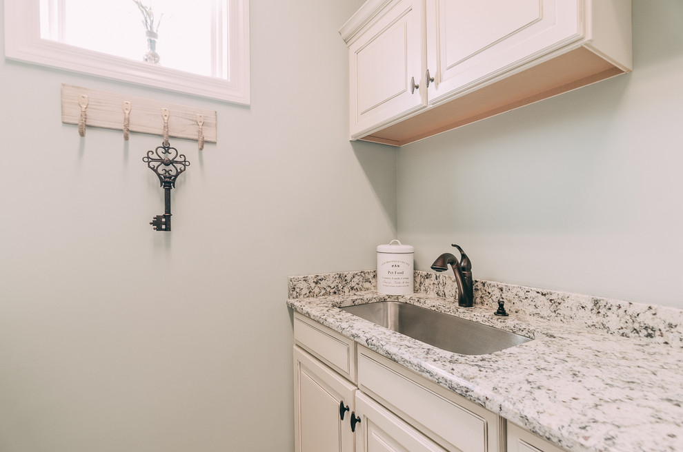 Example of a transitional home design design in Nashville