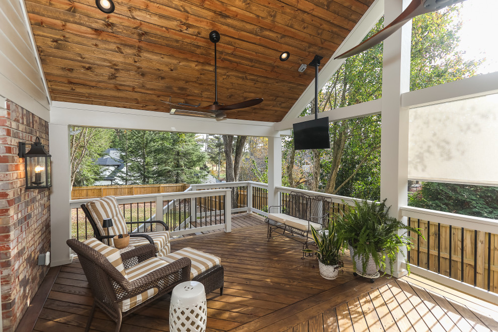 Diseño de terraza tradicional renovada de tamaño medio en patio lateral y anexo de casas con zócalos, entablado y barandilla de madera