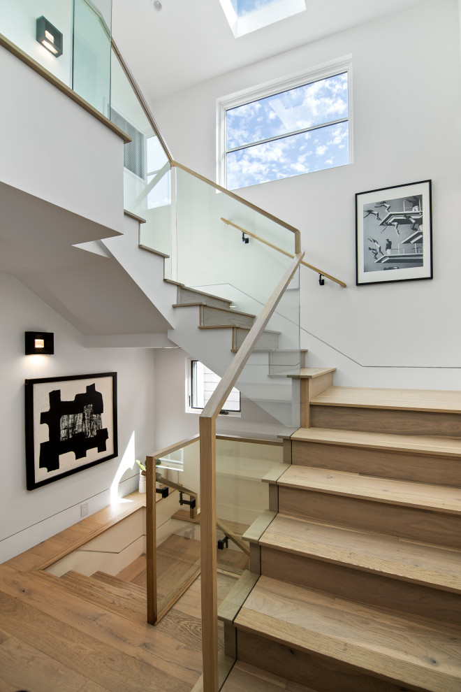 Пример оригинального дизайна: огромная лестница в современном стиле