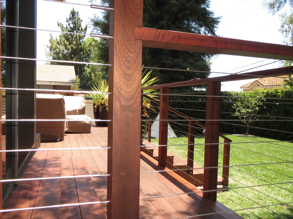 Photo of a contemporary deck in Los Angeles.