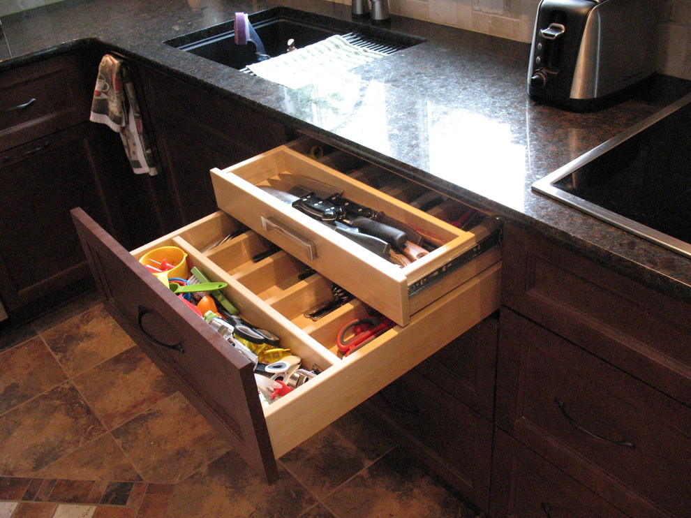 Inspiration for a transitional kitchen remodel in Ottawa