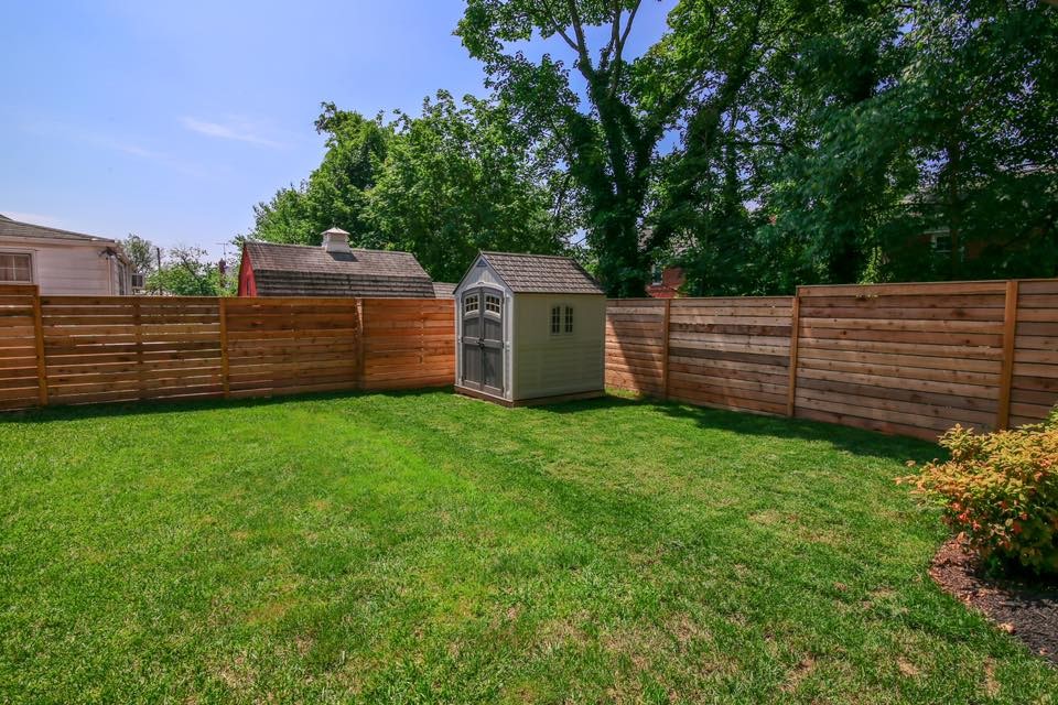 Design ideas for a mid-sized transitional backyard landscaping in DC Metro.