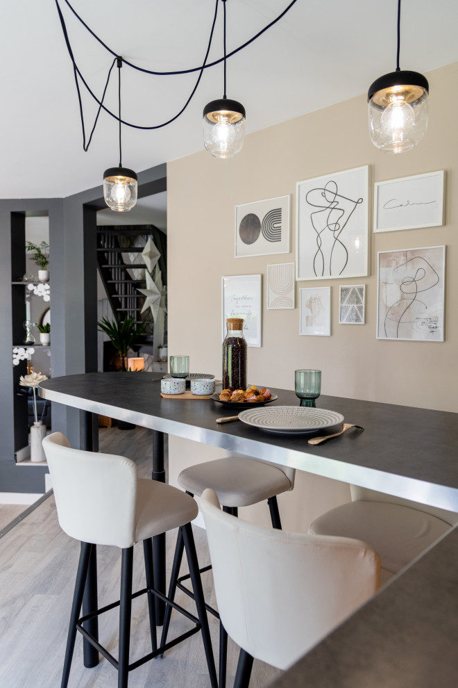Idee per un angolo bar scandinavo di medie dimensioni con parquet chiaro e pavimento grigio