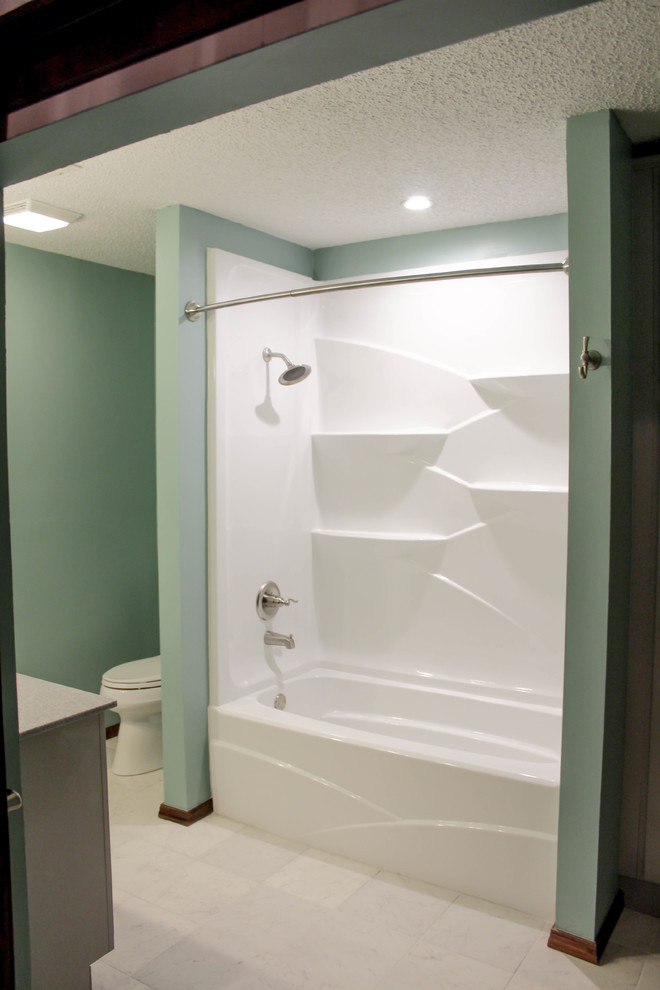 Example of a mid-sized transitional bathroom design
