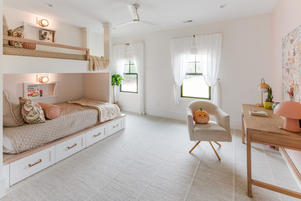 Idéer för ett stort lantligt flickrum kombinerat med sovrum och för 4-10-åringar, med rosa väggar, heltäckningsmatta och beiget golv