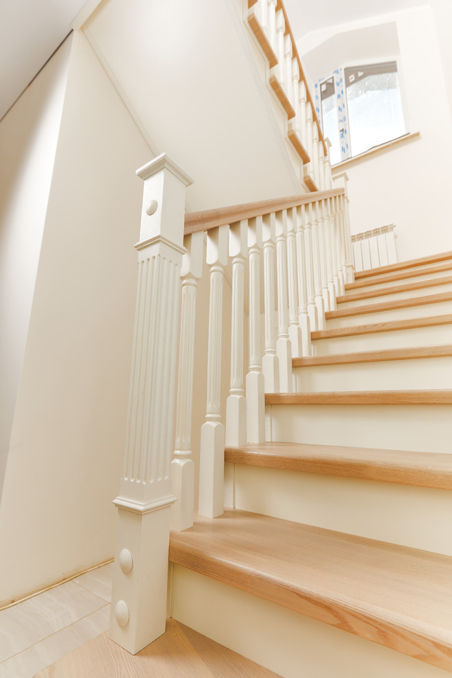 Лестница с деревянными балясинами