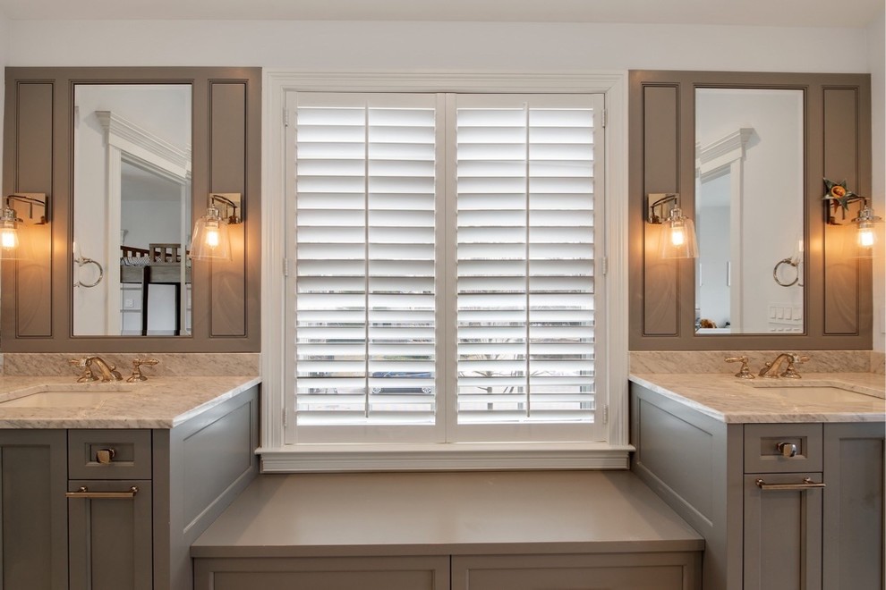 Example of a transitional home design design in Chicago