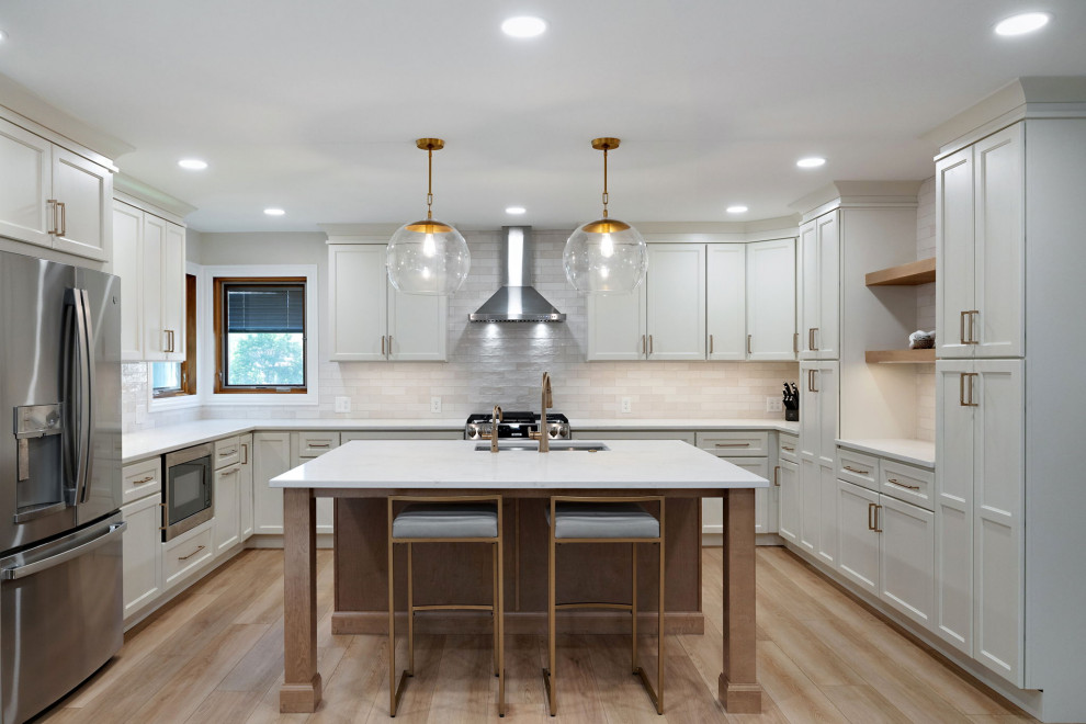 Transitional kitchen photo in Chicago