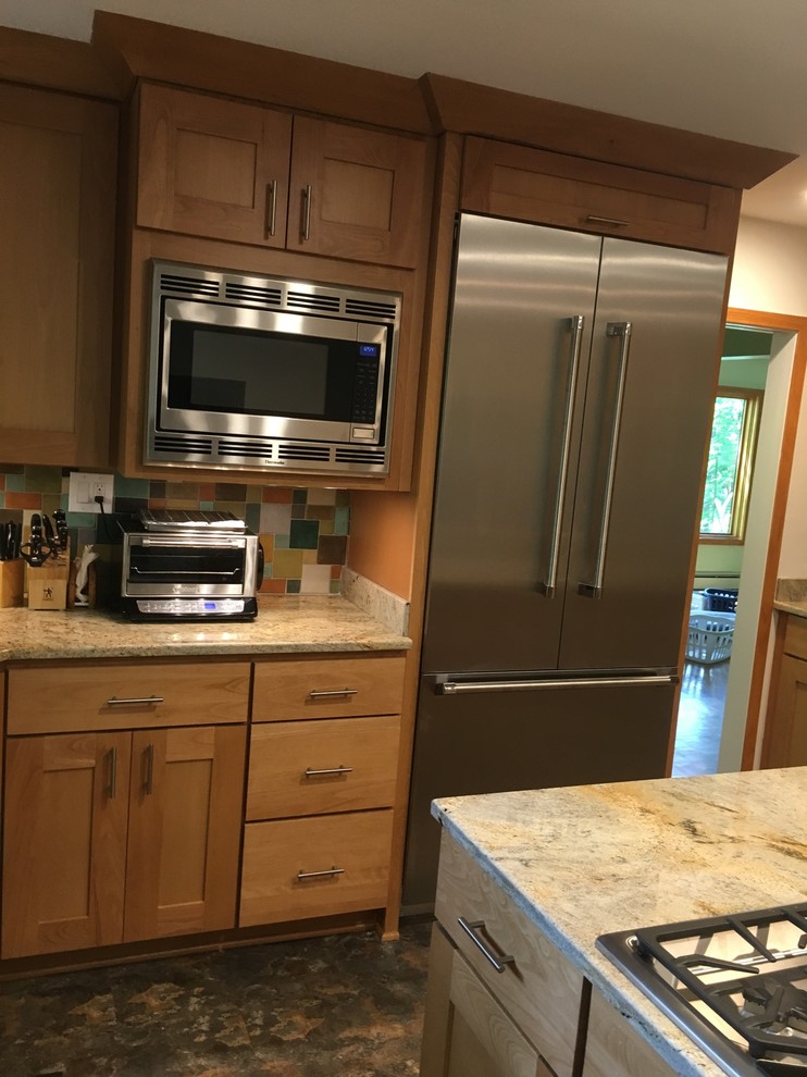 Transitional kitchen photo in Detroit