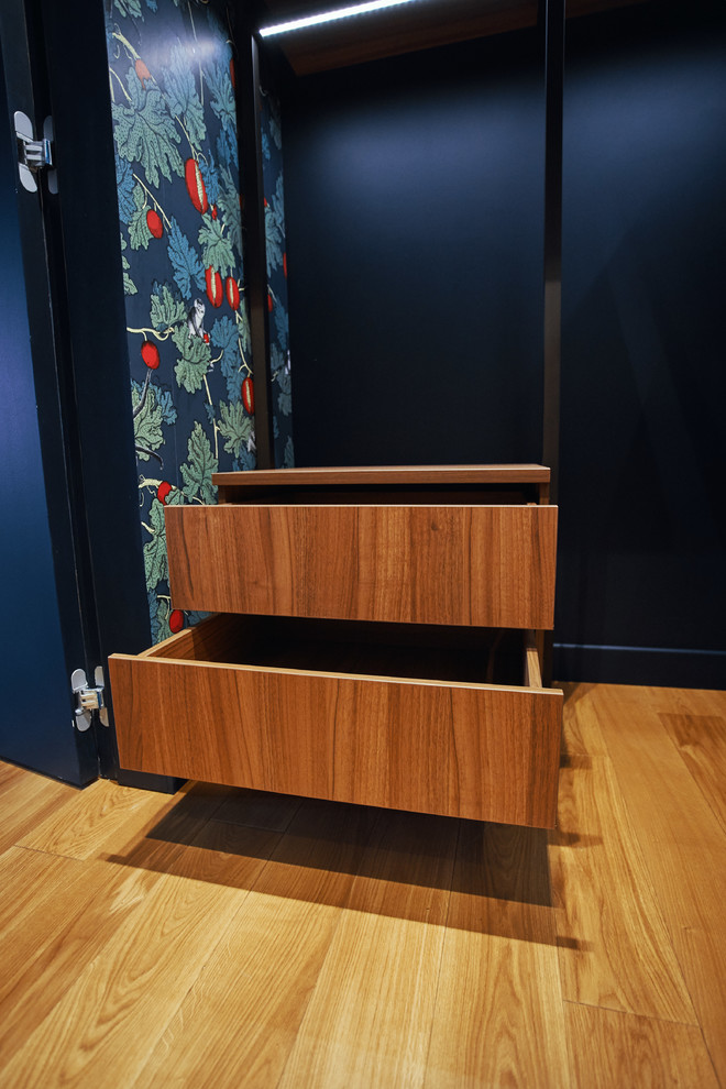 Photo of a small contemporary walk-in wardrobe in Moscow with ceramic floors.
