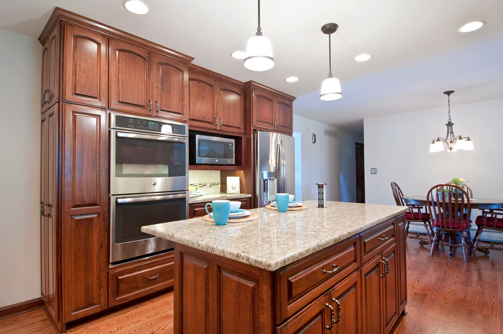 Kitchen - transitional kitchen idea in Columbus