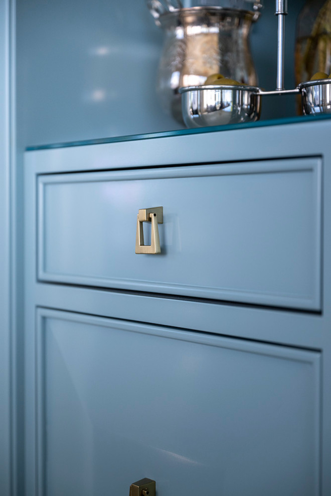 Foto de bar en casa lineal actual de tamaño medio con armarios con paneles lisos, puertas de armario azules, salpicadero azul y encimeras azules