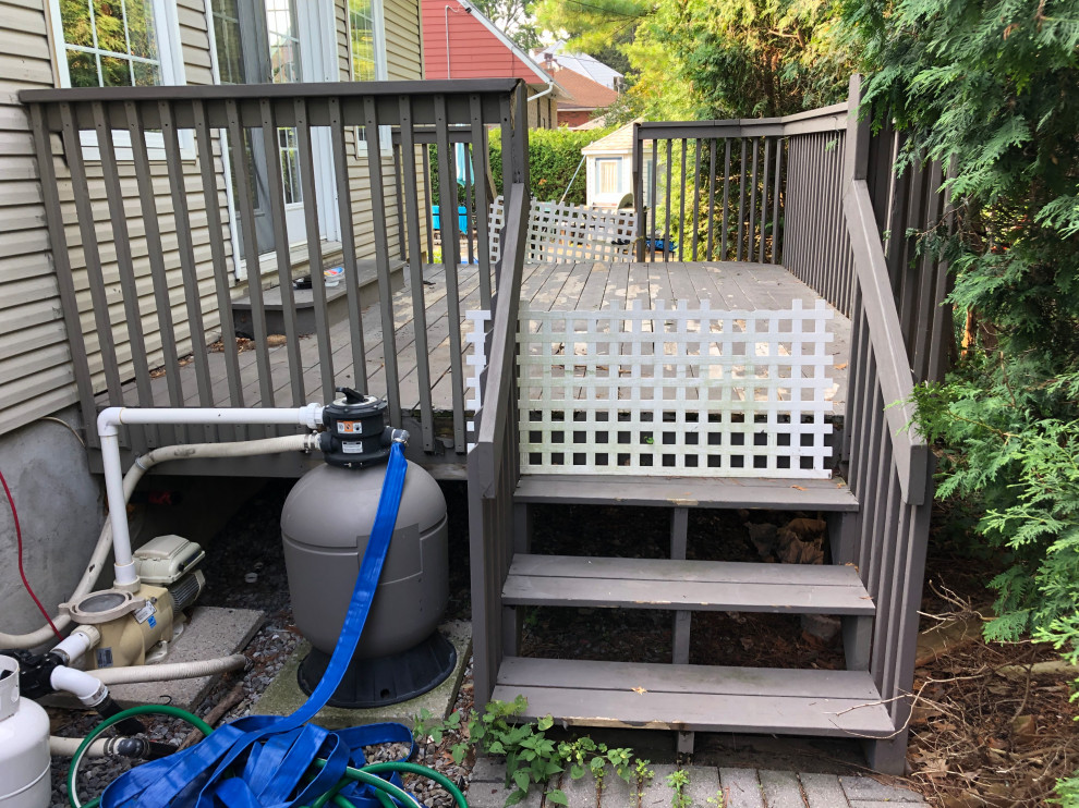 Coastline and Dark Hickory deck with a double top black aluminum railing