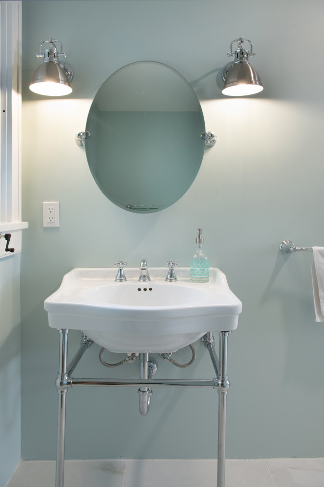 Idées déco pour une petite salle de bain classique avec des portes de placard blanches, une baignoire en alcôve, un combiné douche/baignoire, un mur bleu, un sol en carrelage de porcelaine, un plan vasque, un sol blanc, une cabine de douche à porte coulissante et meuble simple vasque.